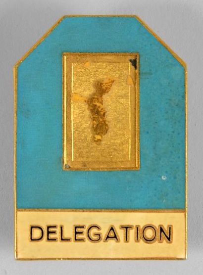 1968. Grenoble Badge officiel. «DELEGATION». Emaillé fond bleu. Par Arthus Bertrand....