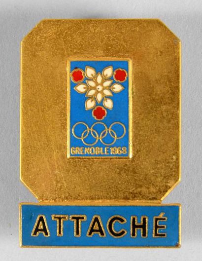 1968. Grenoble Badge officiel. «ATTACHÉ». Emaillé fond doré. Par Arthus bertrand....