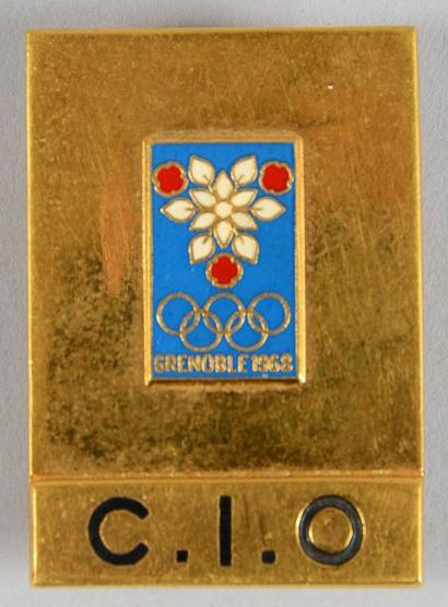1968. Grenoble Badge officiel. «C.I.O». Emaillé fond doré. Par Arthus Bertrand. Dim....