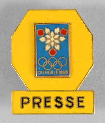 1968. Grenoble Badge officiel. «PRESSE». Emaillé fond jaune. Par Arthus Bertrand....