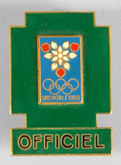 1968. Grenoble Badge «OFFICIEL». Emaillé fond vert. Par Arthus Bertrand. Dim. 49...