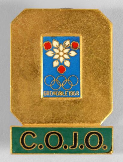 1968. Grenoble Badge officiel. «C.O.J.O». Emaillé fond doré. Par Arthus Bertrand....