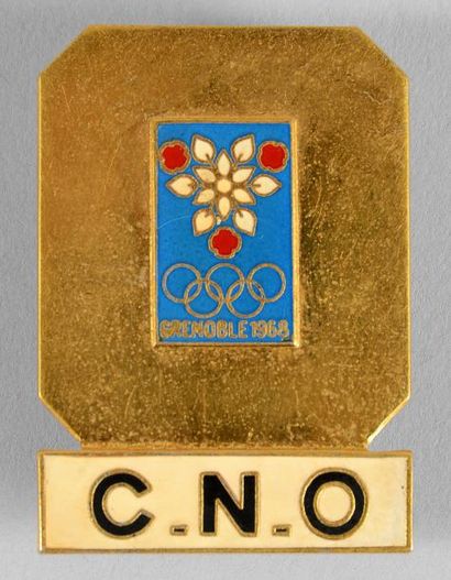 1968. Grenoble Badge officiel. «C.N.O». Emaillé fond doré. Par Arthus Bertrand. Dim....