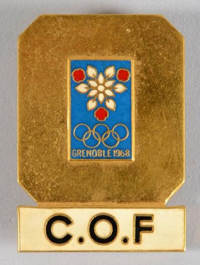 1968. Grenoble Badge officiel. «C.O.F». Emaillé fond doré. Par Arthus Bertrand. Dim....