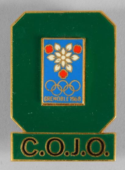 1968. Grenoble Badge officiel. «C.O.J.O». Emaillé fond vert. Par Arthus Bertrand....
