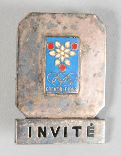 1968. Grenoble Badge officiel. «INVITE». Emaillé fond argent. Par Arthus Bertrand....