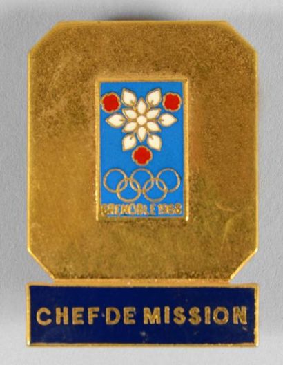 1968. Grenoble Badge officiel. «Chef de Mission». Emaillé fond doré. Par Arthus Bertrand....