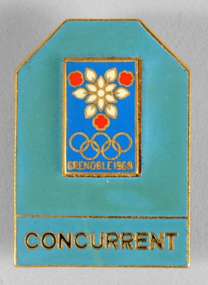 1968. Grenoble Badge officiel. «CONCURRENT». Emaillé fond bleu. Par Arthus Bertrand....