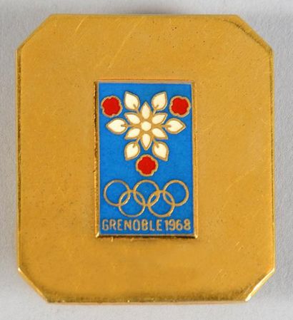 1968. Grenoble Badge officiel, octogonal. Emaillé fond doré. Par Arthus Bertrand....
