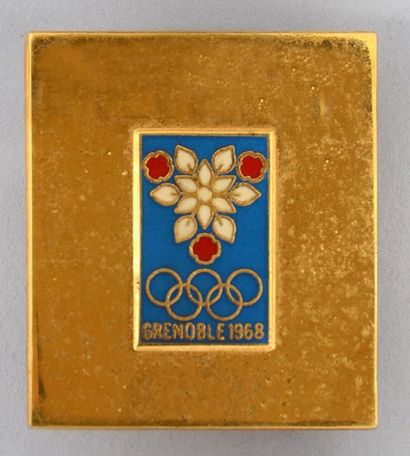 1968. Grenoble Badge officiel rectangulaire. Emaillé fond doré. Par Arthus Bertrand....