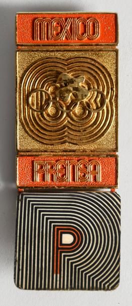 1968. Mexico Badge officiel. «Presse». En métal doré. Dim. 36 x 68 mm.