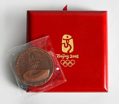 2008. Pékin Médaille officielle de participant. En bronze. Diamètre 70 mm. Dans sa...