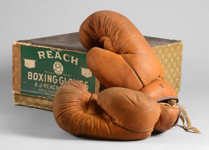 null Paire de gants en cuir marron. «Reach Boxing Gloves». Vers 1950. Dans sa boîte...