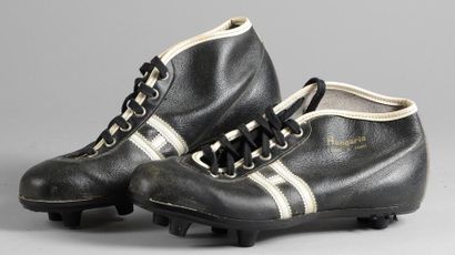 null Paire de chaussures Hungaria, modèle crampons moulés. Vers 1960.