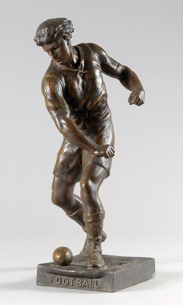 null Sculpture en régule. «Le Football Rugby» signée E. Picault 1833-1915). Circa...