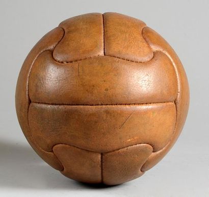 null Ballon en cuir marron 12 panneaux en forme de T. Vers 1950. Diamètre. 22 cm....