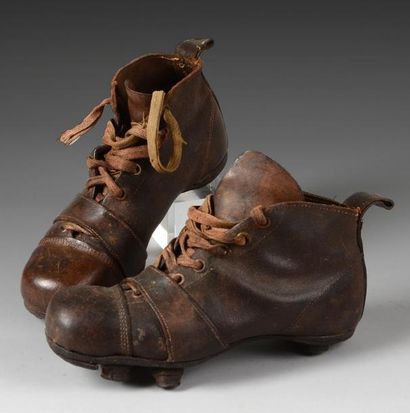 null Paire de chaussures en cuir pour enfant. Vers 1920. Bon état.