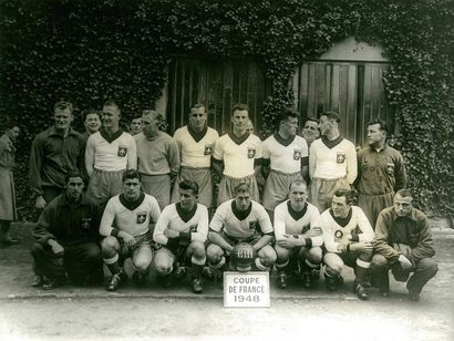 null Ensemble de 6 photos des équipes vainqueurs de la Coupe de France entre 1948...