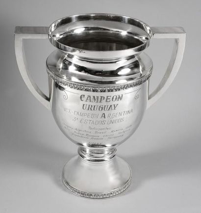 null Exceptionnel Trophée de la Coupe du Monde 1930 offert à José Nazzazi capitaine...