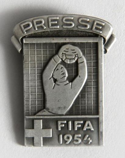 null Badge officiel. «Presse» de la Coupe du Monde 1954 en Suisse. En aluminium....