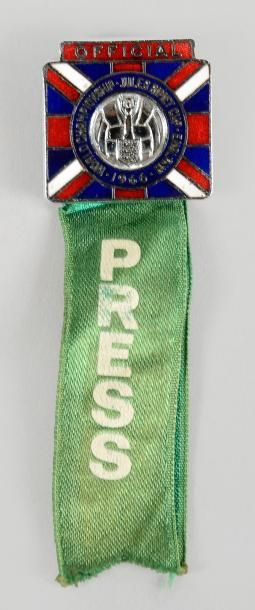 null Badge officiel. «Press» de la Coupe du Monde 1966 en Angleterre. Bronze émaillé....
