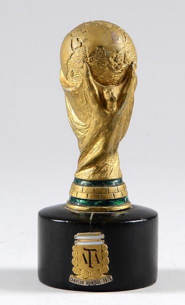 null Trophée Coupe du Monde remis à Mario Kempes pour son titre de Champion du Monde...