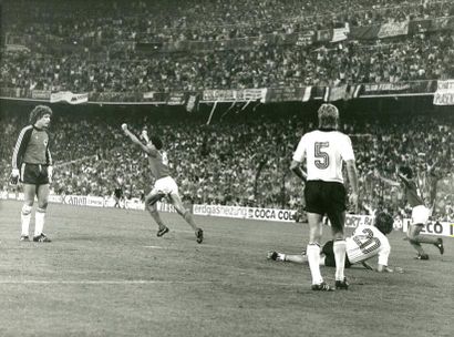null Ensemble de 95 photos originales de presse retraçant la Coupe du Monde 1982....