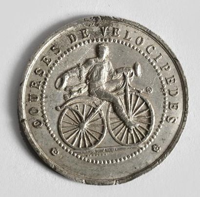 null Médaillon en métal. «Courses de Vélocipédes». Vers 1869. Diamètre 45 mm. Dans...