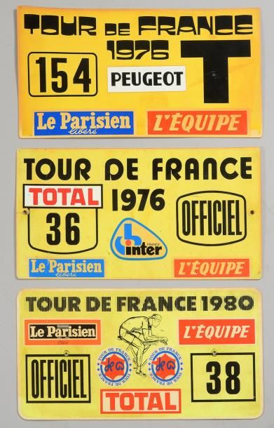 null Ensemble de 3 plaques de voiture pour le Tour de France 1976 et 1980. Dim. 24...