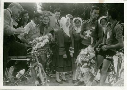 null Lot de 12 photos originales de presse du Tour de France 1954 au fil des étapes...