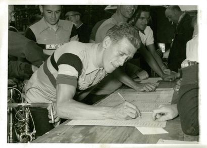 null Lot de 20 photos originales de presse sur le Tour de France 1956. Étapes après...