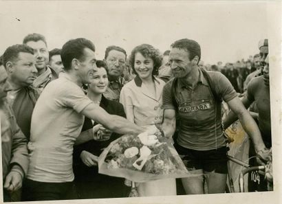 null Lot de 15 photos originales de presse de Louison Bobet dans le Tour de France....