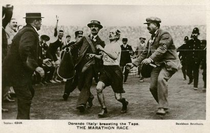 1908. Londres 2 Cartes postales de la série Davidson pour l'épreuve du Marathon avec...