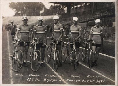1924. Paris Photo de l'équipe de France aux Jeux Olympiques avec A. Blanchonnet futur...