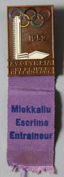 1952. Helsinki Badge officiel en bronze emaillé. Ruban avec la mention «Entraineur»....