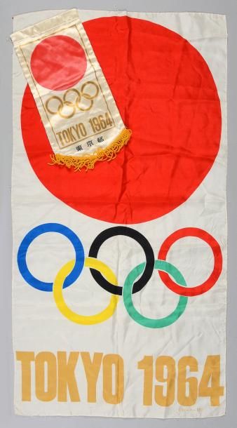 1964. Tokyo Bannière officielle en soie des Jeux. Dim. 45 x 80 cm. On y joint un...