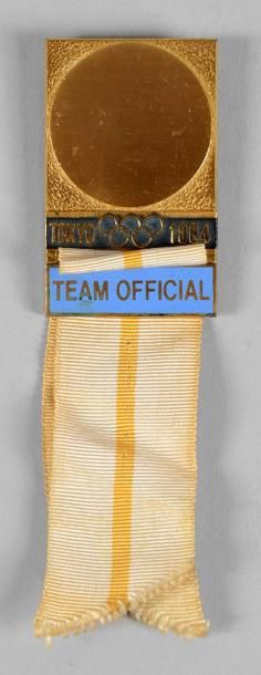 1964. Tokyo Badge officiel de la XVIIIème Olympiade. «Team Official». Dim. 37 x 61...