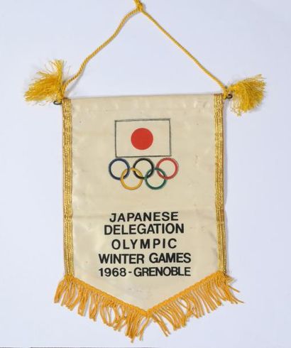 1968. Grenoble Fanion officiel de la délégation Japonaise aux Jeux d'hiver. Dim....