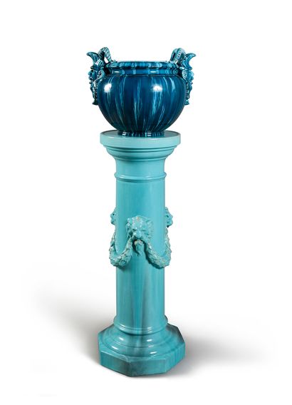 null Colonne en barbotine émaillée bleu turquoise, à décor de têtes de lions et de...