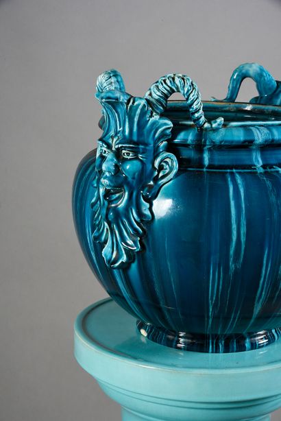 null Colonne en barbotine émaillée bleu turquoise, à décor de têtes de lions et de...