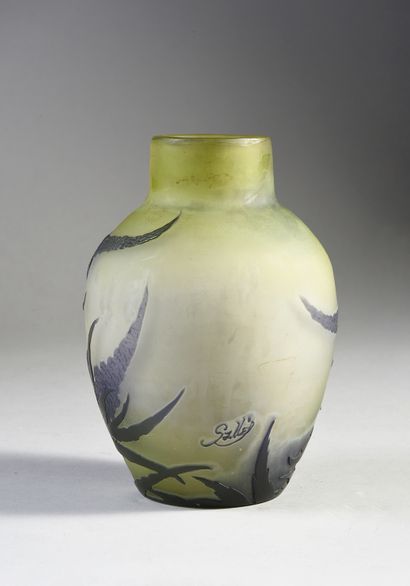GALLÉ - Établissements (1904-1936) Vase ovoïde, épreuve en verre multicouche, décor...