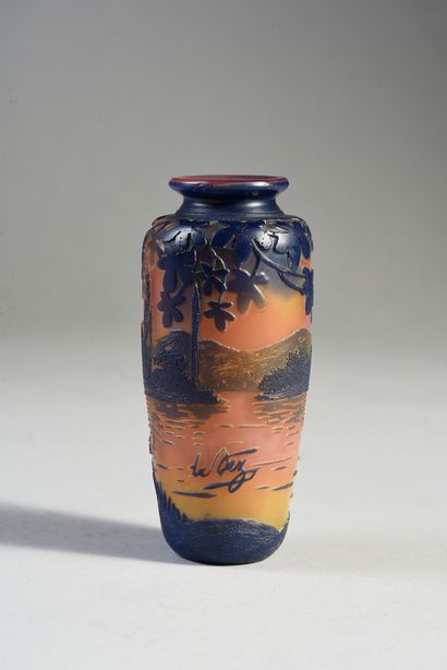 De VEZ (1872-1942) Vase balustre à col resserré, épreuve en verre multicouche, décor...
