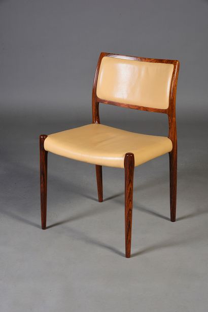 J.L MOLLER Models Made in Danemark
Suite de 4 chaises en teck, l'assise et le dossier...