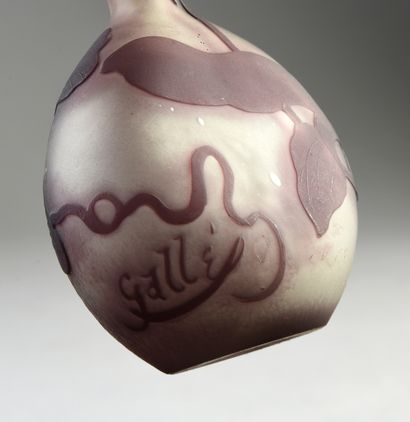 GALLÉ - Établissements (1904-1936) Vase berluze à panse globulaire aplatie, épreuve...