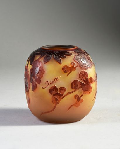 GALLÉ - Établissements (1904-1936) Vase de section carrée, épreuve en verre multicouche,...