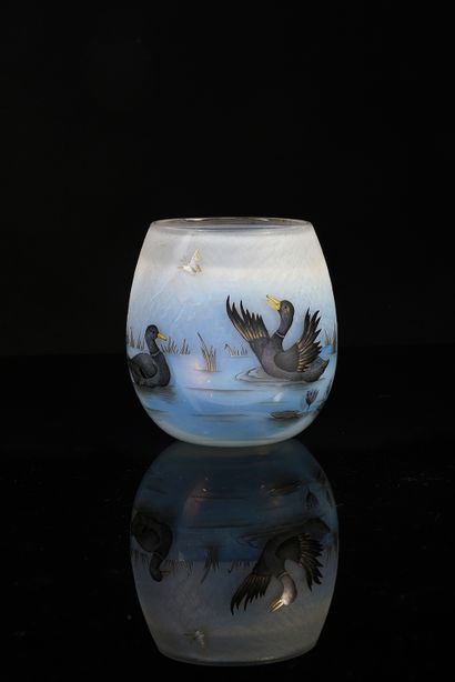DAUM Nancy Vase de forme ovoïde à large ouverture, en verre laiteux opalescent bleuté...