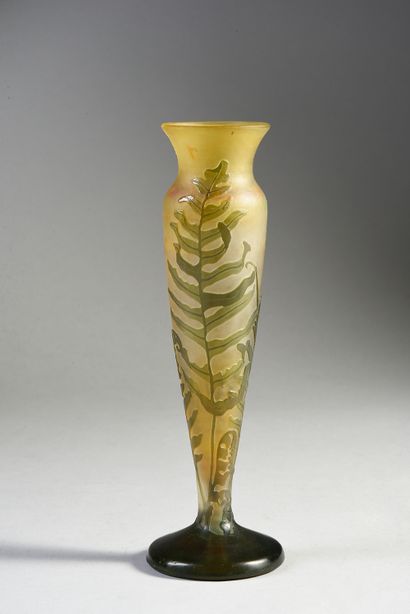 GALLÉ - Établissements (1904-1936) Vase fuselé sur piédouche à col resserré, épreuve...