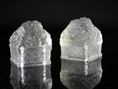 RENE LALIQUE (1860-1945) Paire de corbeille modèle Printemps de forme carrée en cristal...