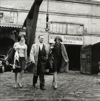 AZOULAY Claude Catherine Deneuve et Françoise Dorléac quittant les studios Photosonor...