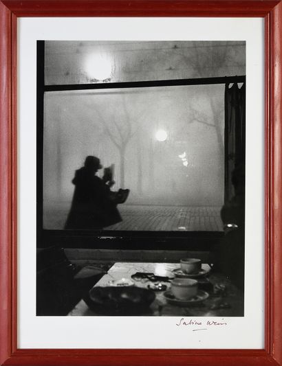 WEISS Sabine (1924-2021) Lyon, 1950.
Photographie N&B, avec signature autographe...